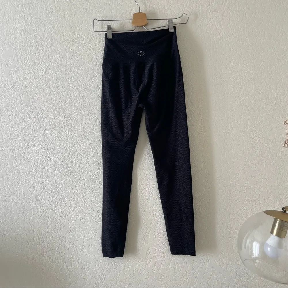 Beyond Yoga Caught in the Midi High Waist Leggings in Snake Jacquard - Image 53