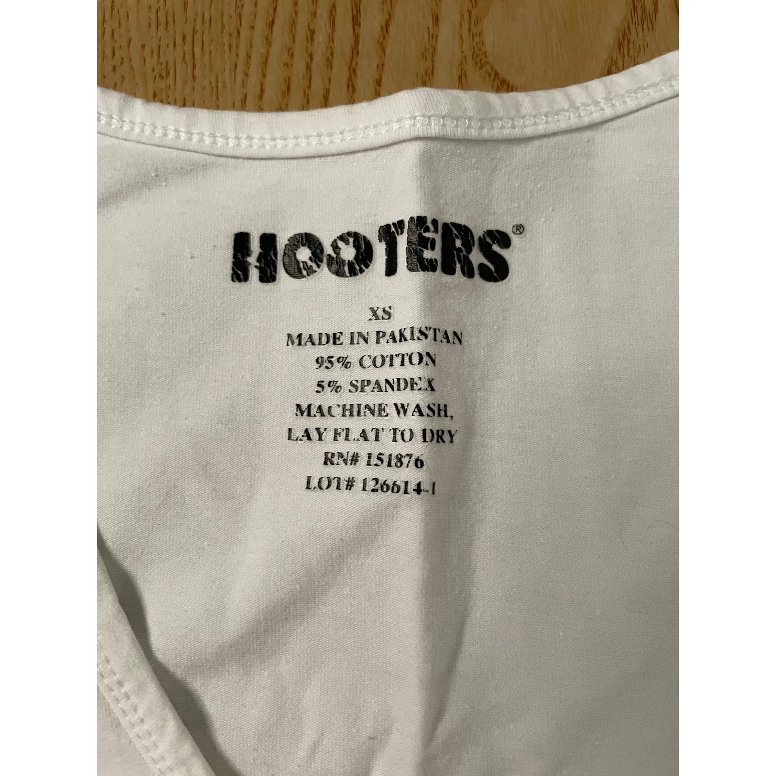 B16-46 Women’s Hooters Vintage Uniform Long Sleeve T Shirt Size Xs - Image 4