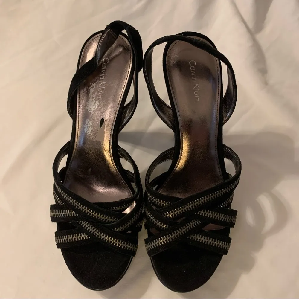 Like New Calvin Klein Makenna Suede and Zipper Detail Heeled Sandal - Image 5