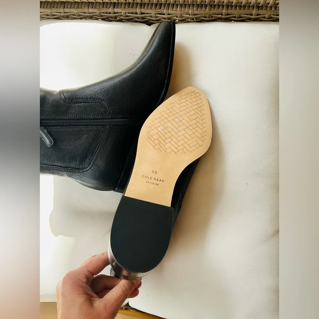 ELEGANT COLE HAAN leather booties🖤🖤 - Image 12