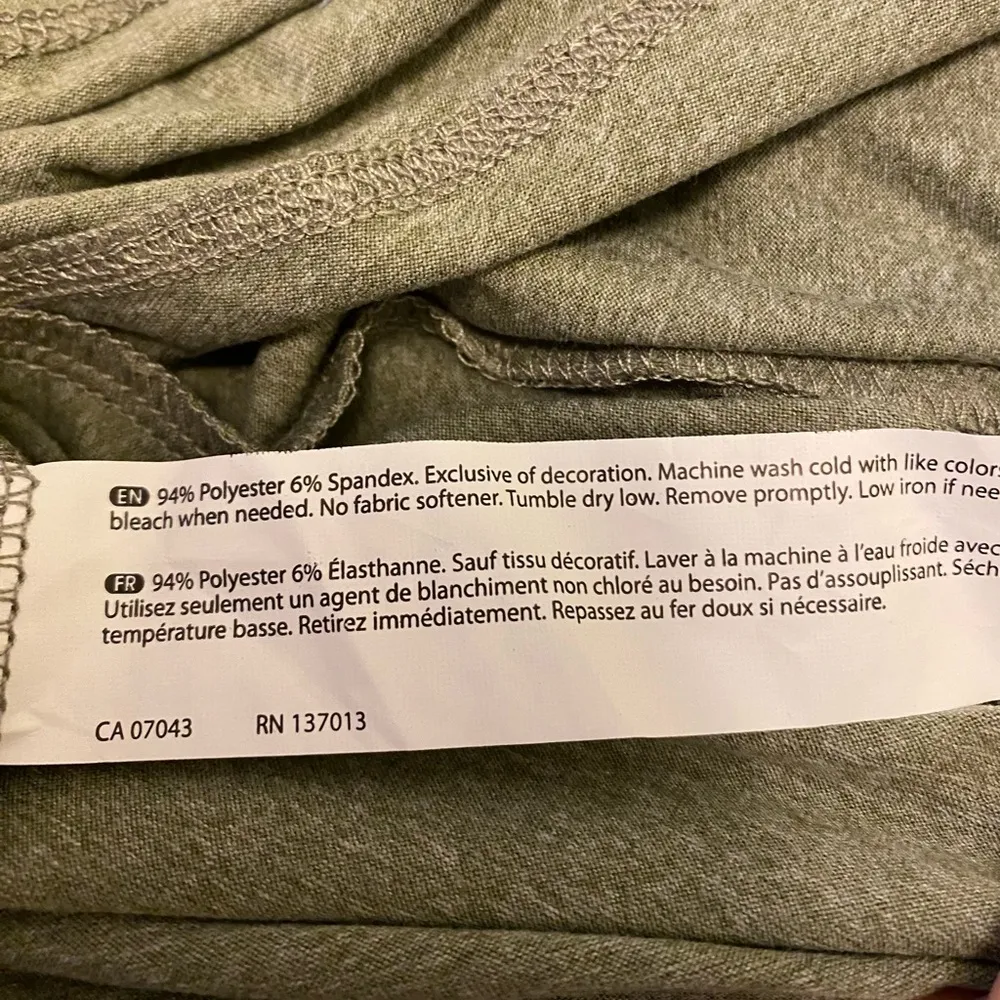 NWT Yobha Heather Grey Round Neck Long Sleeve Tee Activewear Sz M Poly Blend Size M - Image 4