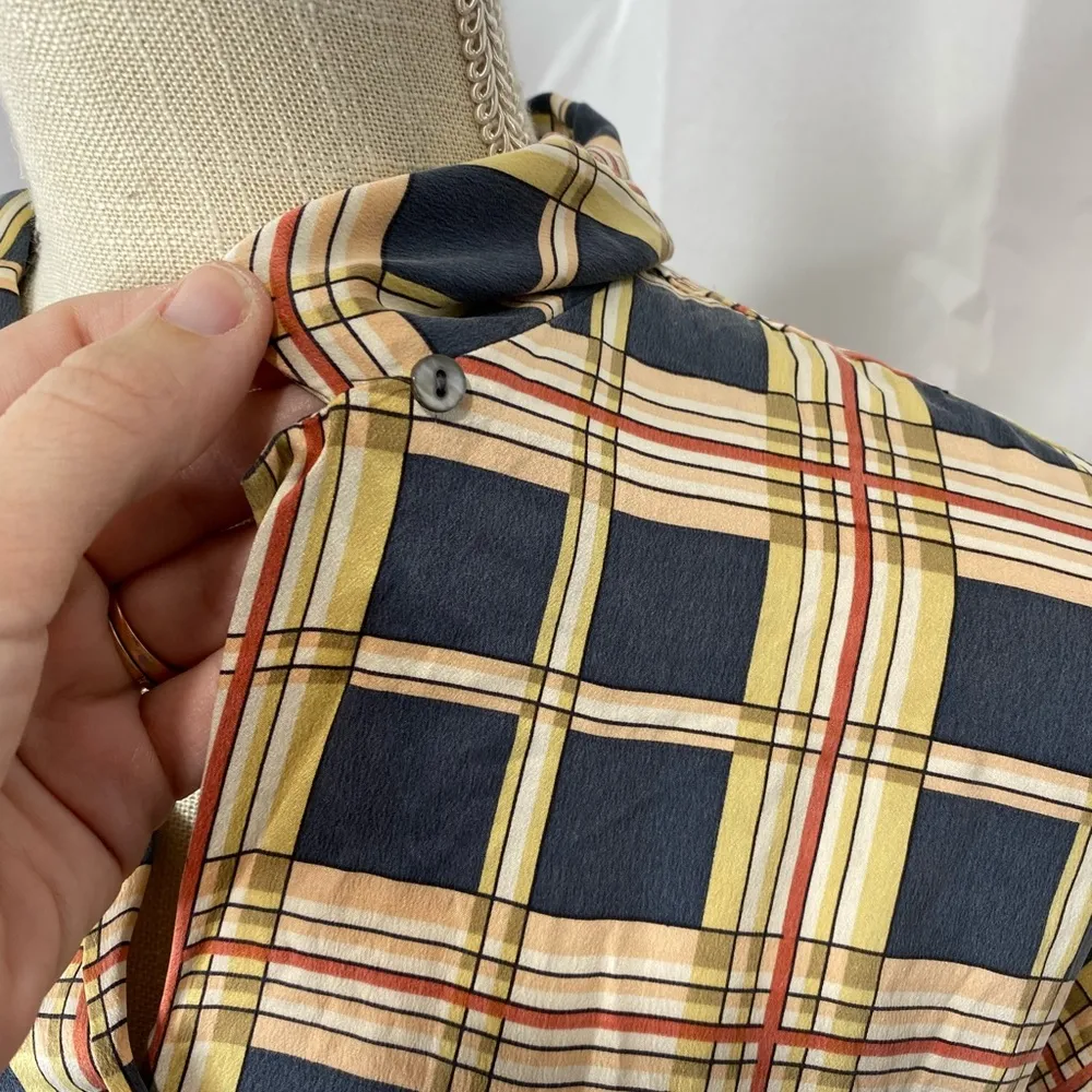 - Banana Republic 100% silk button up blouse large - Image 4