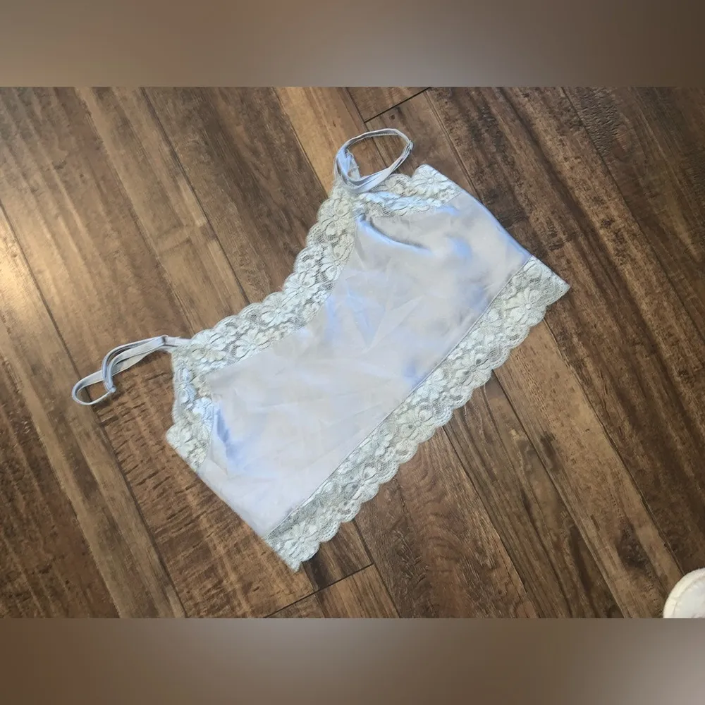 Brandy Melville size small lace satin cropped cami - Image 3