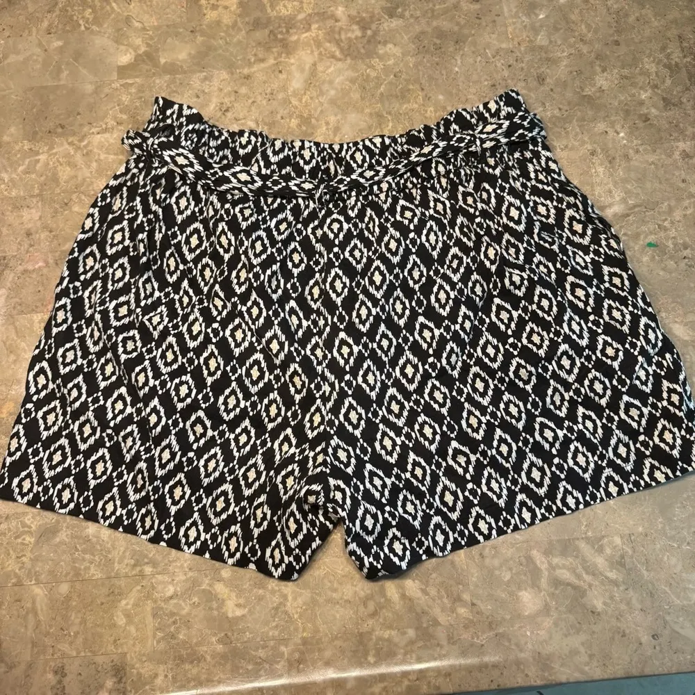 Black and White Patterned Women's Shorts - Image 5