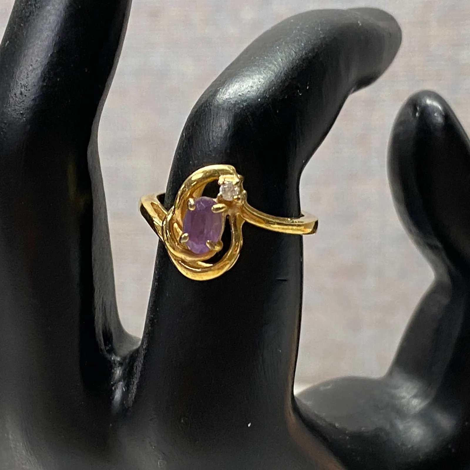 Vintage Gold Tone Taiwan Stamped Oval Amethyst CZ Swirl Fashion Ring Size 7 Purple - Image 6