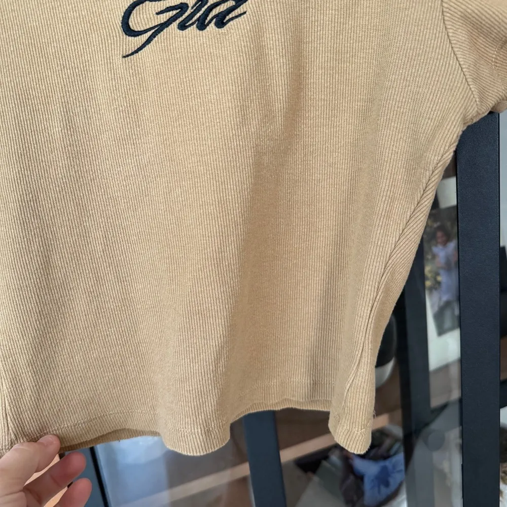 Y2K I.AM.GIA Baby tee cropped top crew beige sand tan ribbed embroidered logo - Image 5