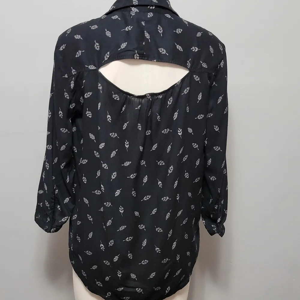 American Eagle  black feather print button down size medium - Image 5