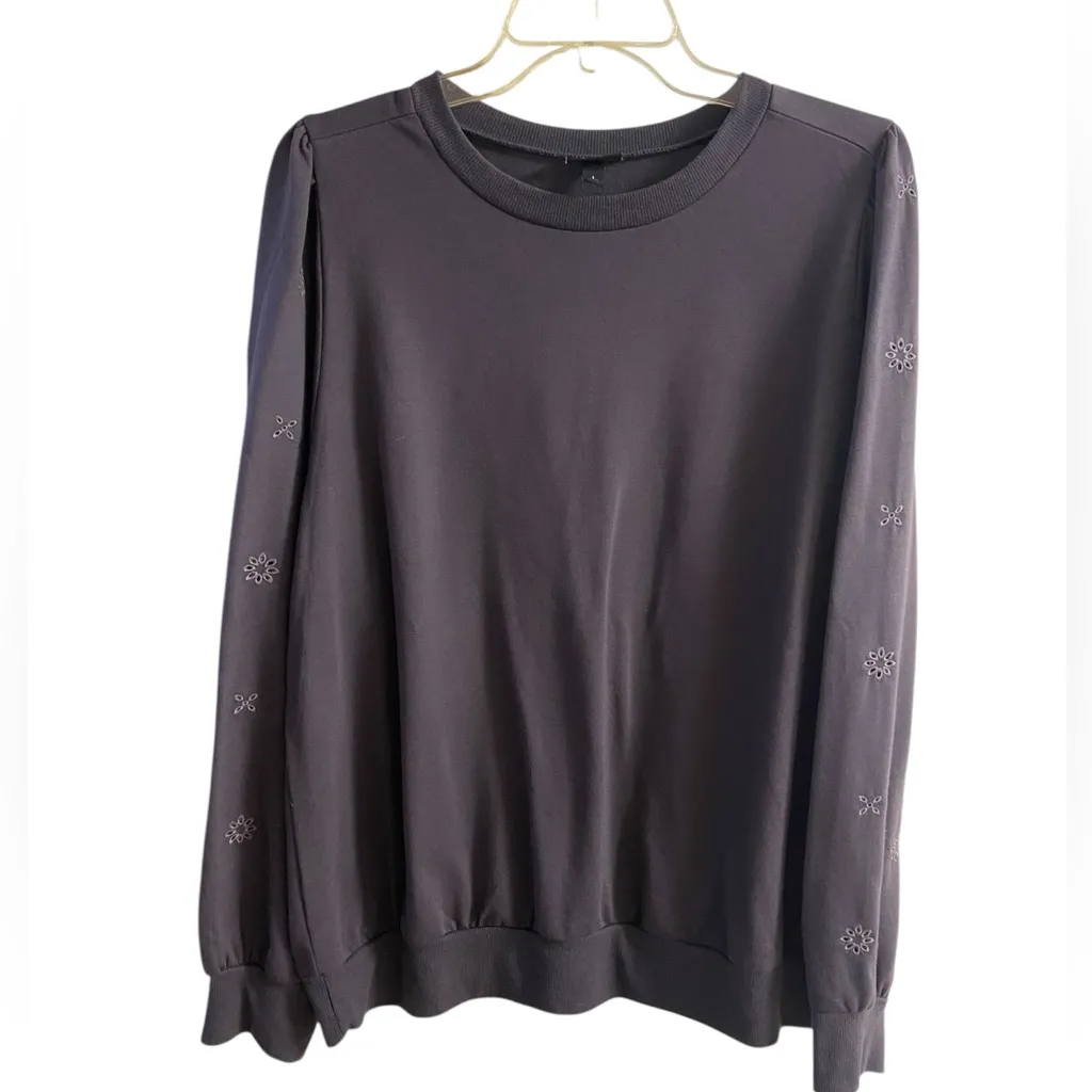 Torrid charcoal grey crewneck top eyelet sleeves 1X - Image 3