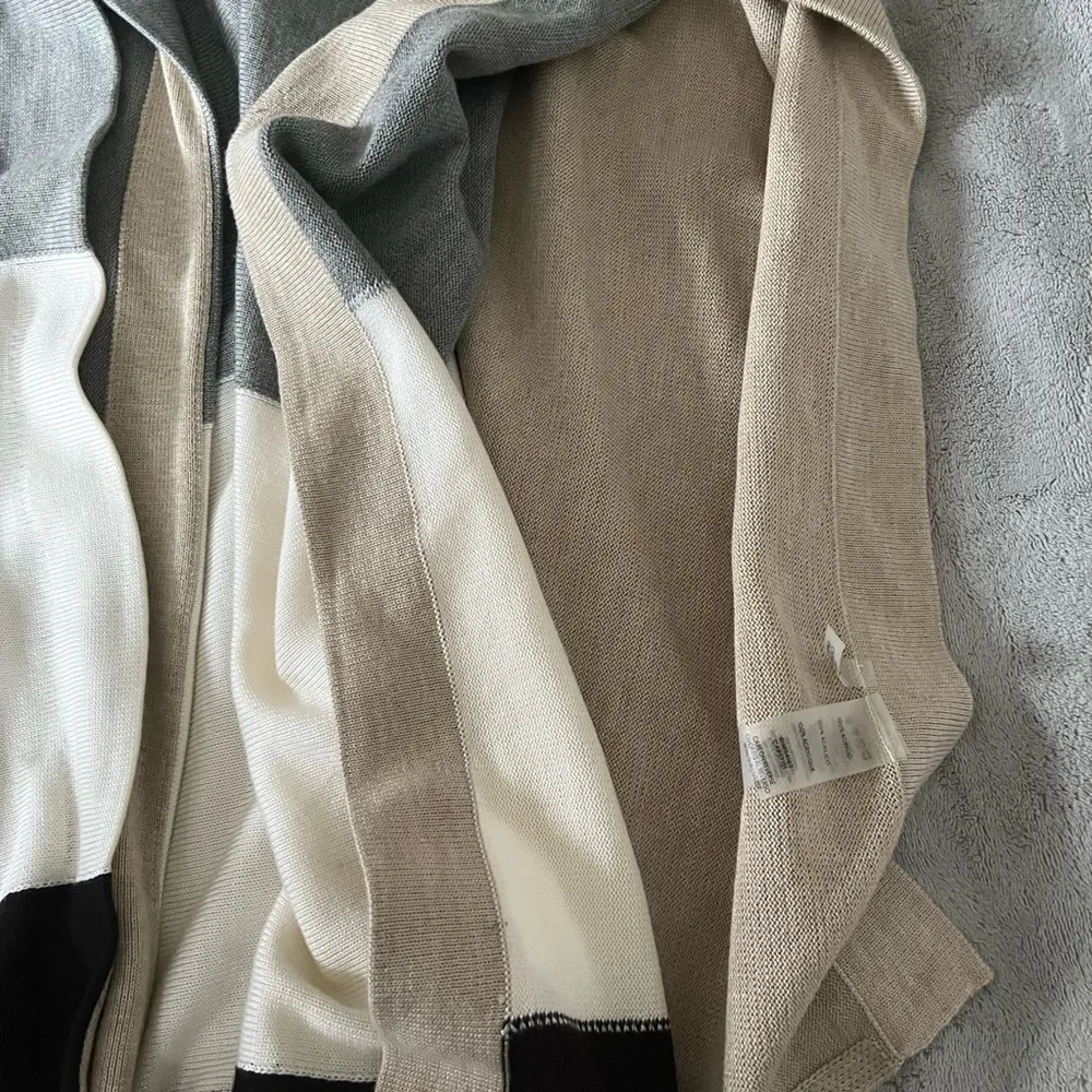 Calvin Klein Beige and Gray Knit Cardigan - Image 9