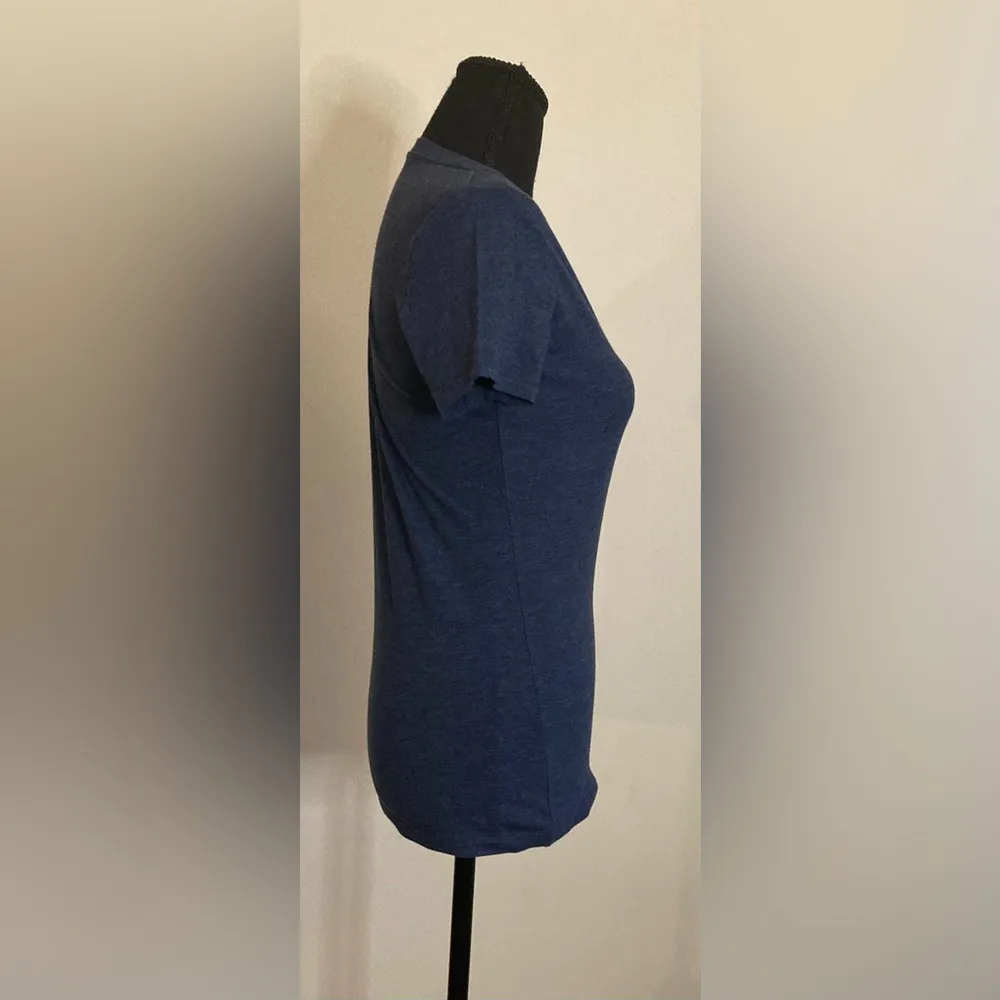 Aeropostale- Blue‎ triangle Bouquet Graphic Tee size medium - Image 5