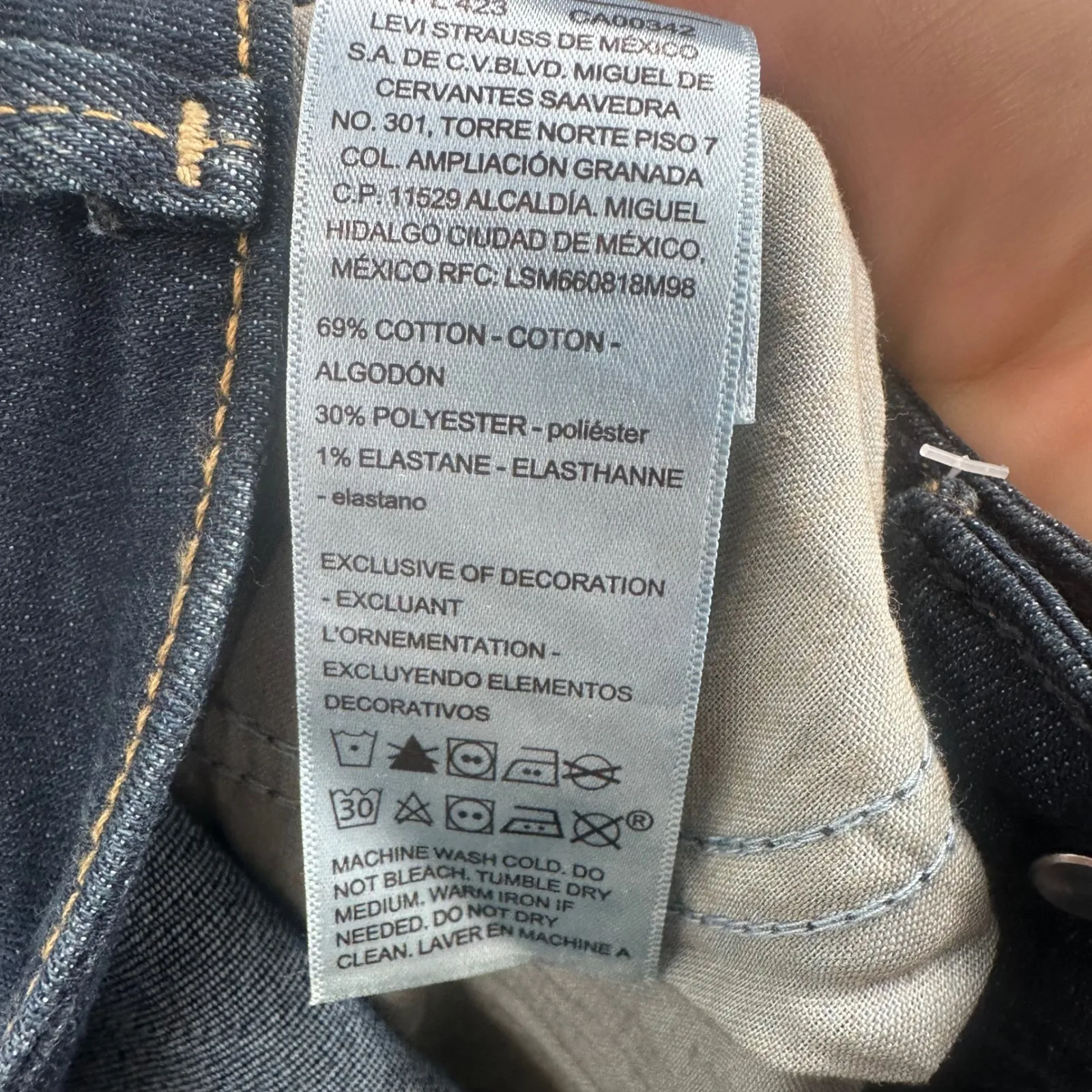 NWT Levi‎ Strauss Women's Size 2 W26 Dark Wash Bermuda Denim Shorts 9" inseam Blue - Image 6