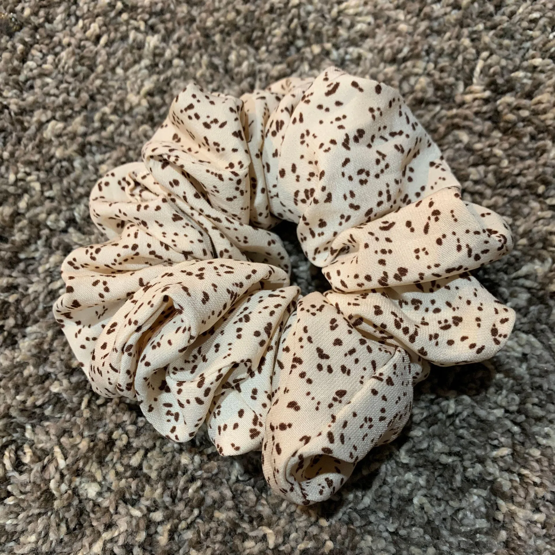 Brown polkadot oversize scrunchie - Image 2