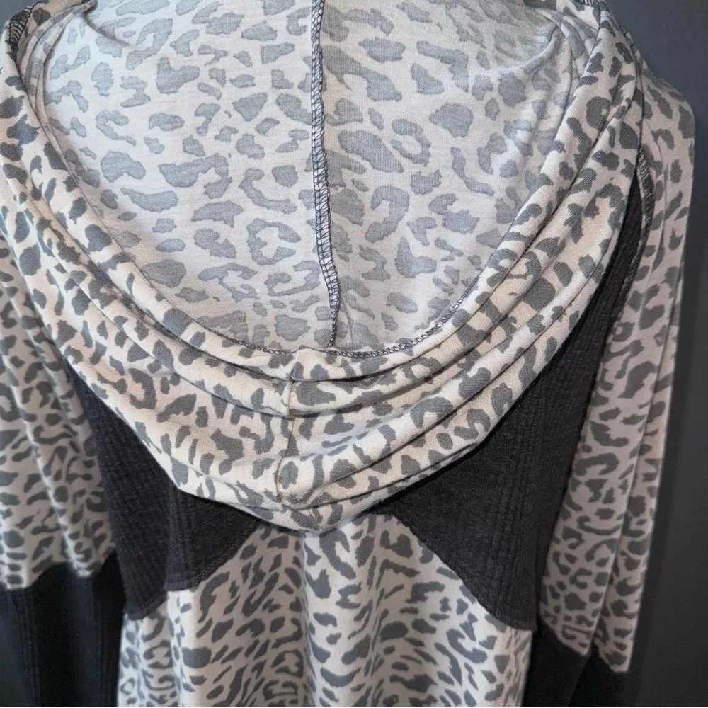 POL Leopard Print Tunic Hoodie‎ - Grey and Cream long sleeve front pocket Small - Image 5