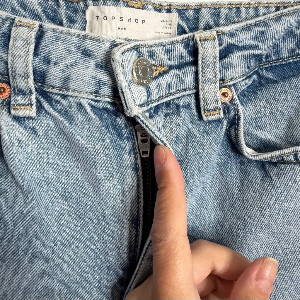 Topshop Mom High Waisted Jean Ripped Knees Size 25 Light Wash Blue - Image 7