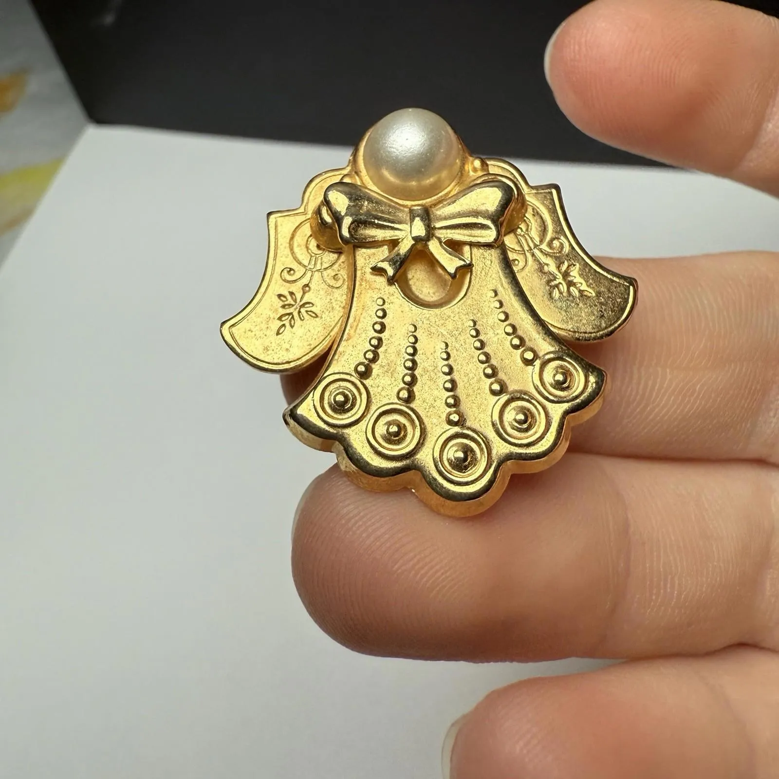 Signed Jane 1997 AOL Winged Angel Faux Pearl Brooch Pin Gold Tone - Image 6