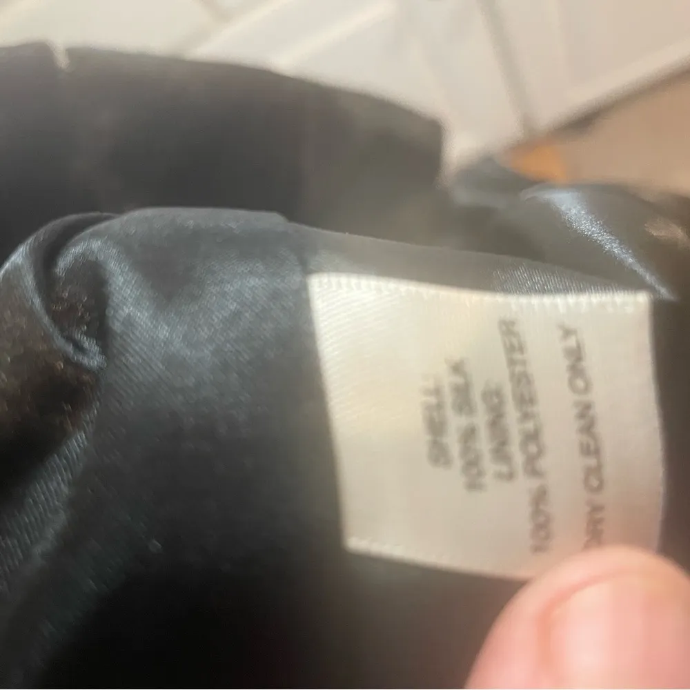 White House Black Market 100% silk floral halter top. See pics for measurements - Image 10