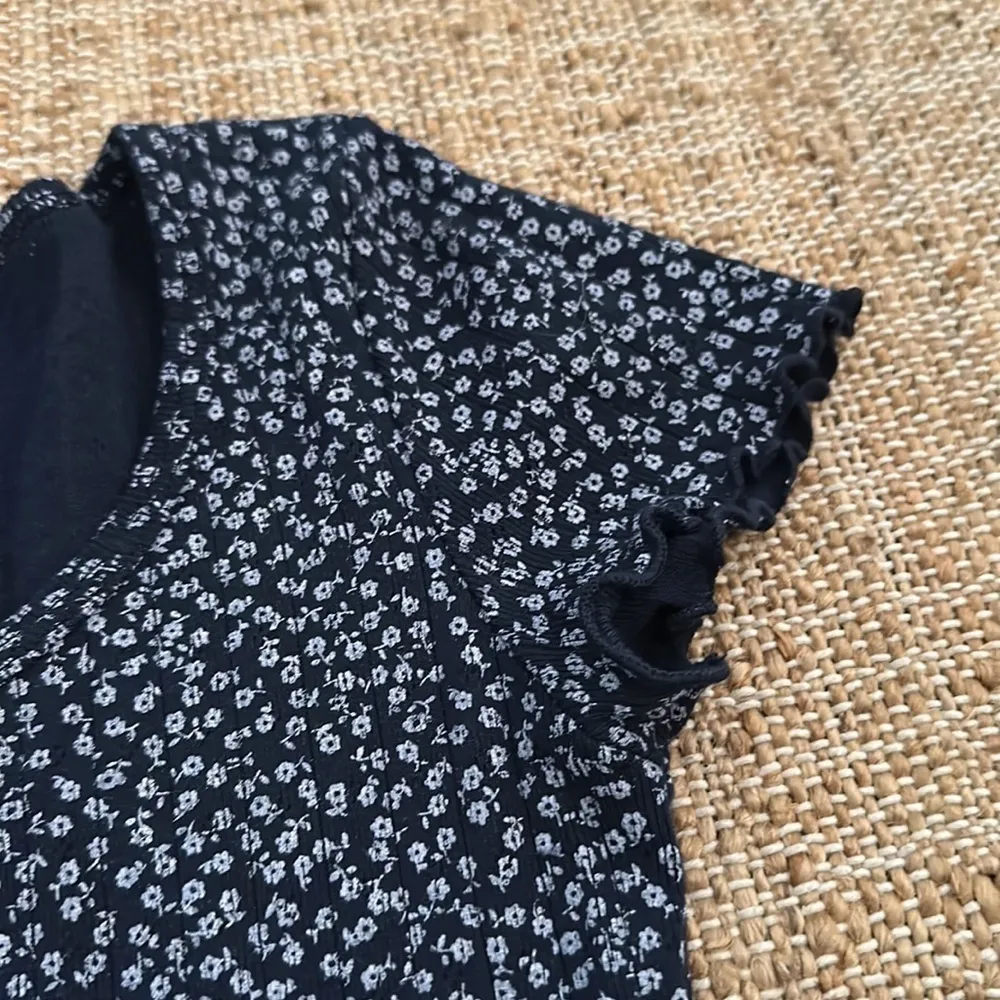 **LAST CALL** New J Galt Pacsun Floral BlueWhite Button Down Cropped Fitted Top - Image 4