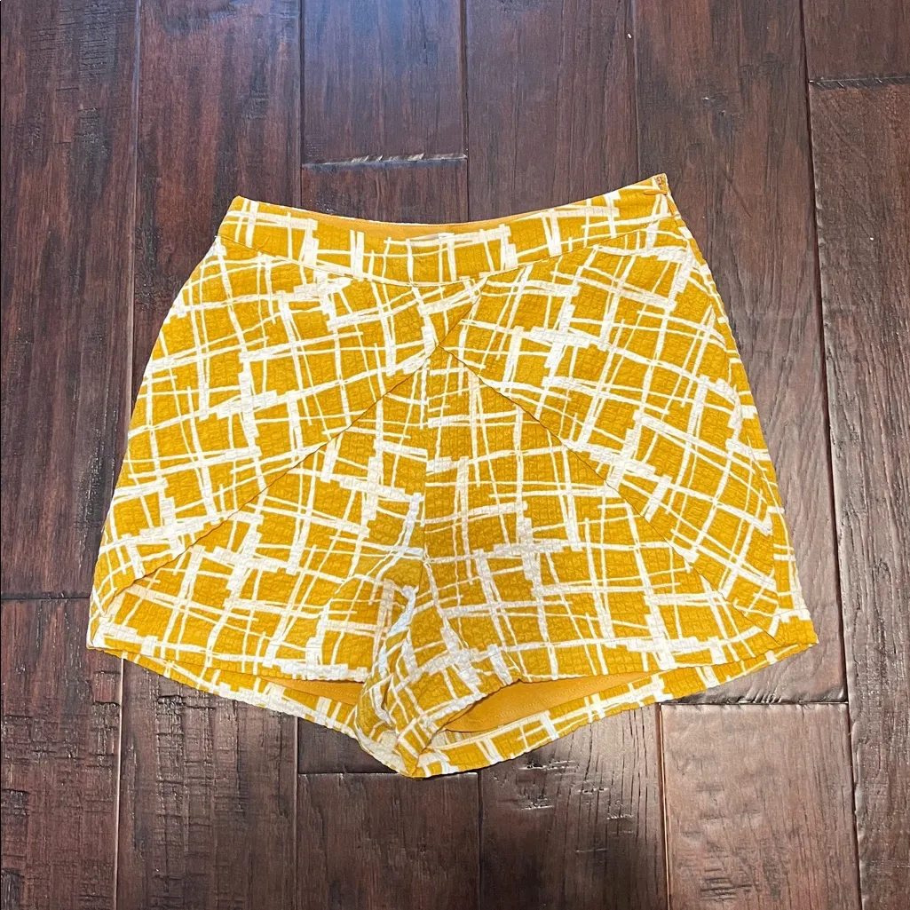 JOA Los Angeles Faux Wrap Printed Yellow Woman's Shorts Size Small - Image 4