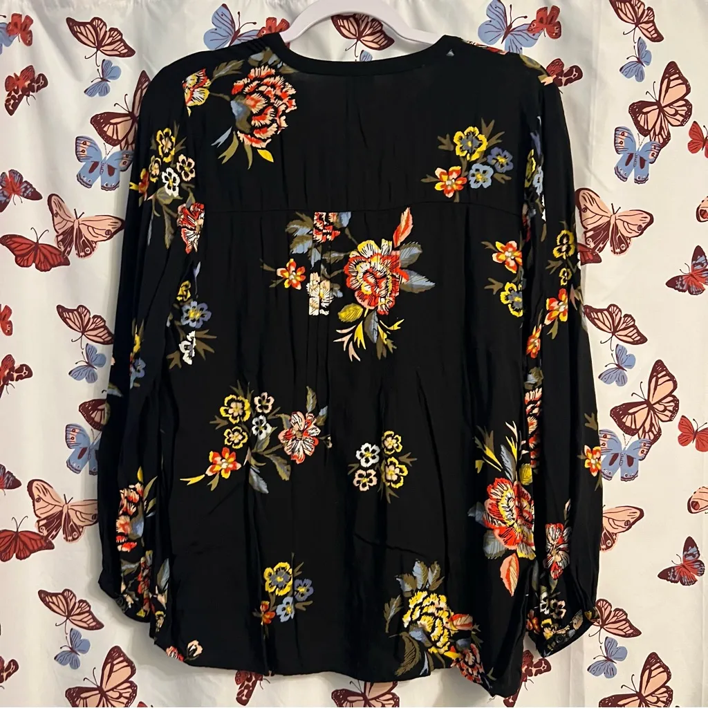 Old Navy Black Floral Print Blouse - Image 2