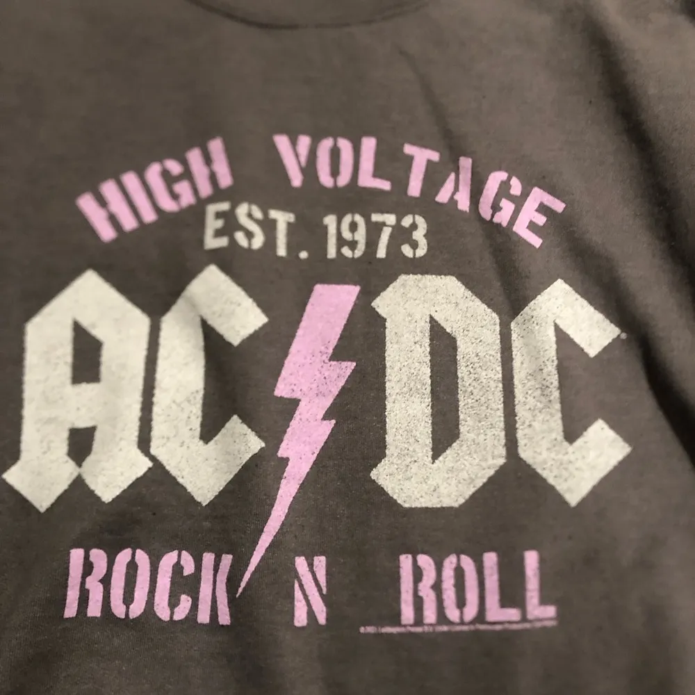 NWT JUNK FOOD WOMENS AC/DC GRAPHIC SWEATSHIRT LARGE - Image 4