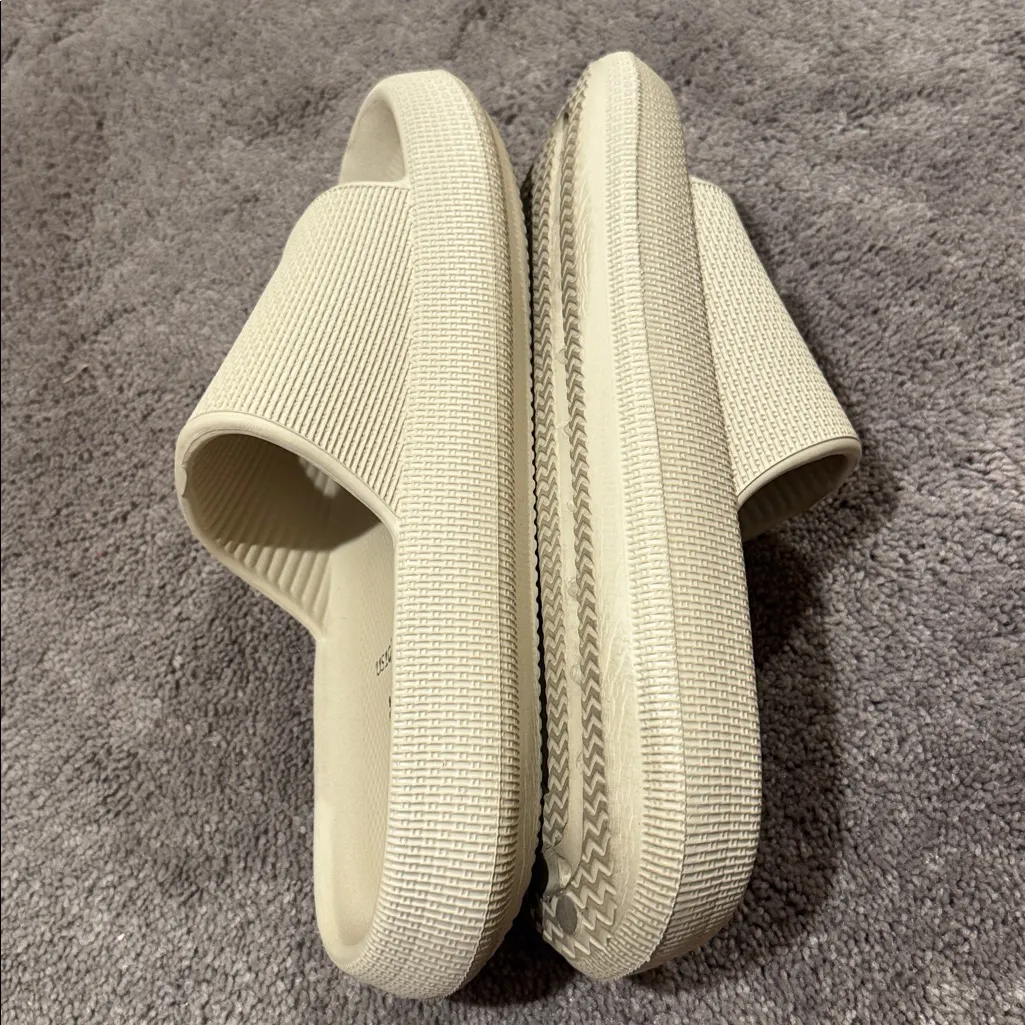 Cushionaire Beige Slides SIZE 10 - Image 5