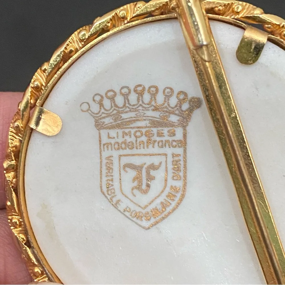 Vintage LIMOGES France Fragonard GoldTone Courting Couple Scene Brooch Pin 15.9g - Image 10