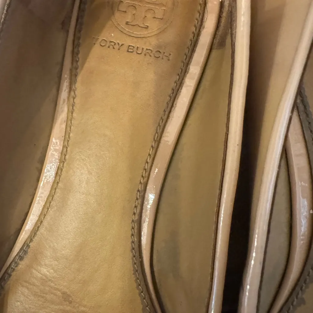 Tory Burch Nude Patent Flats with Gold Logo - Image 5