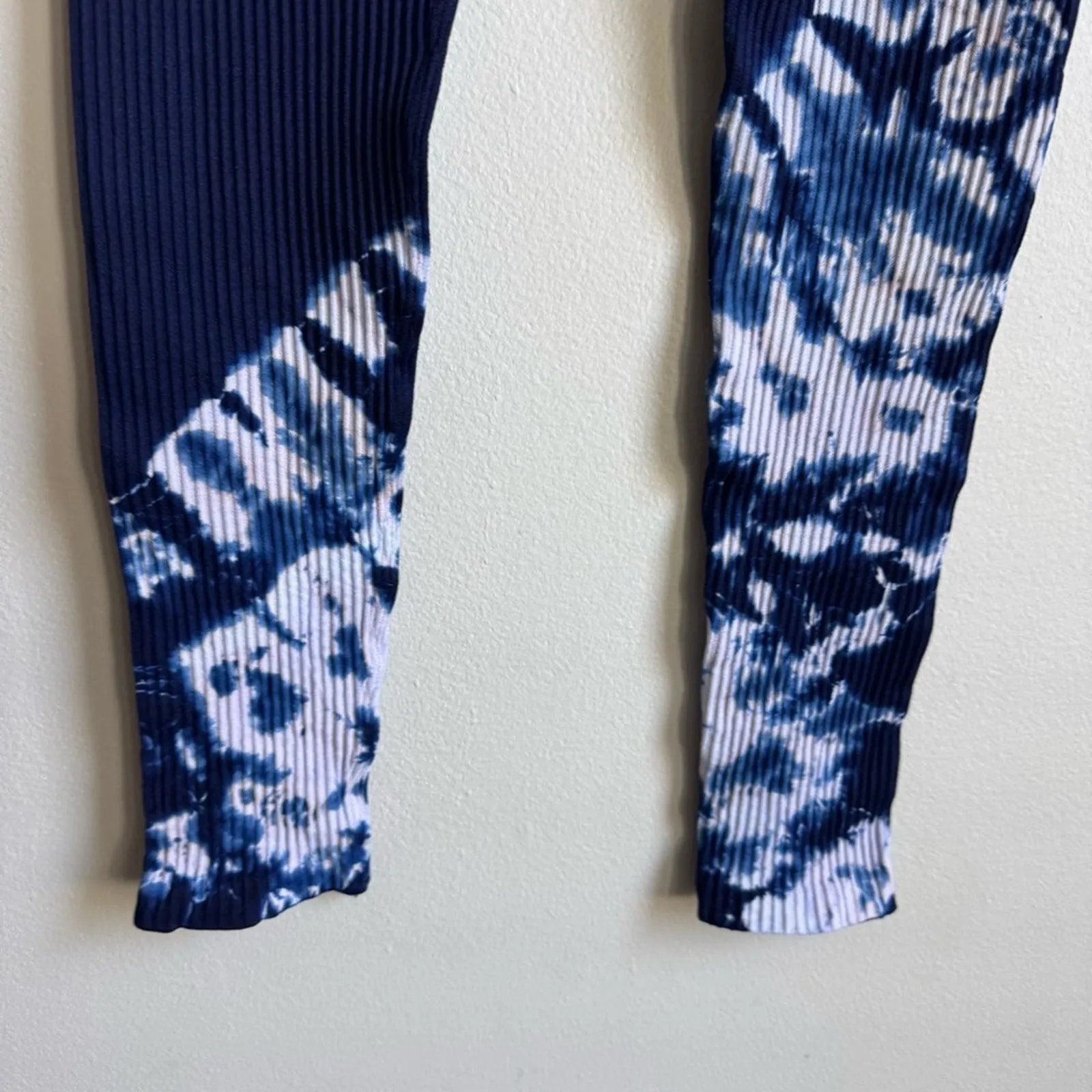 Bombshell Sportswear Dip Dye Seamless Leggings in Navy Lilac Size XS/S - Image 7