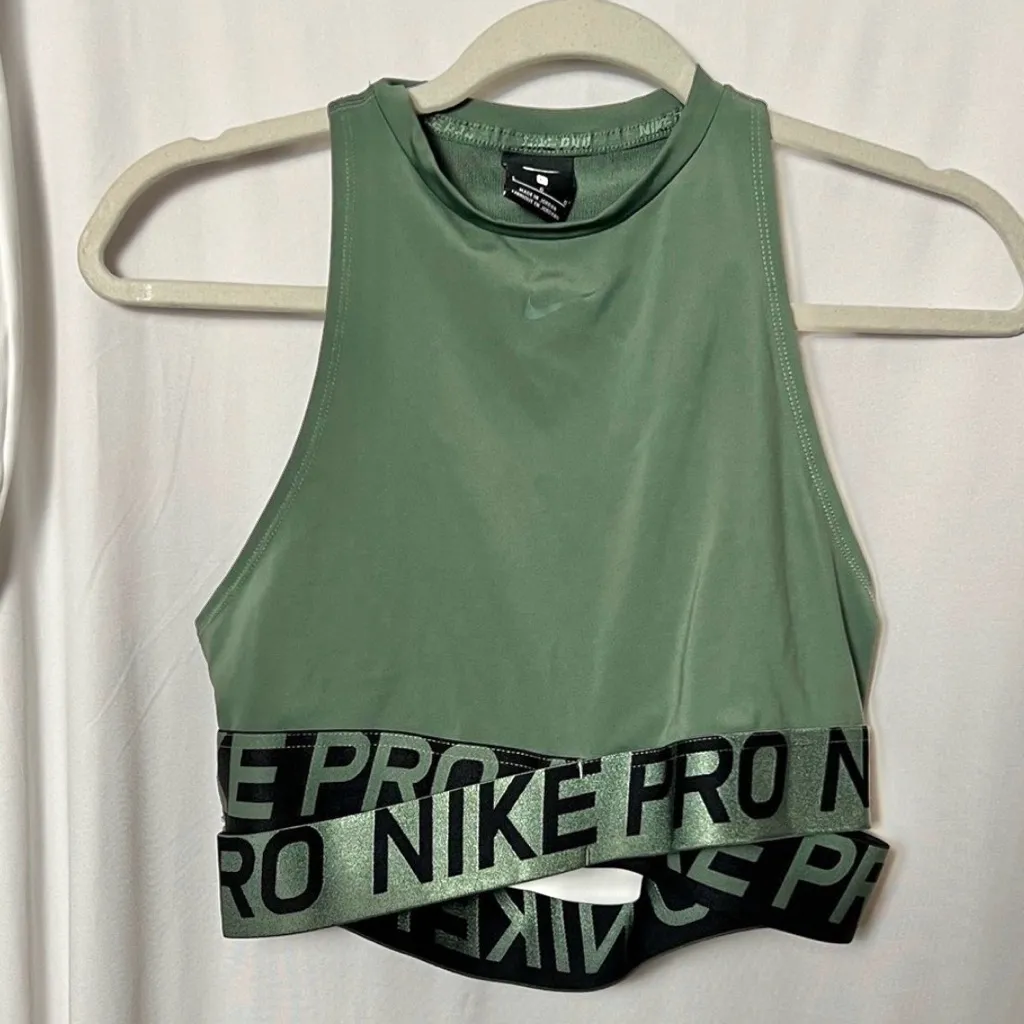 Nike  Intertwist 2 Crop Tank Size Large - Image 3