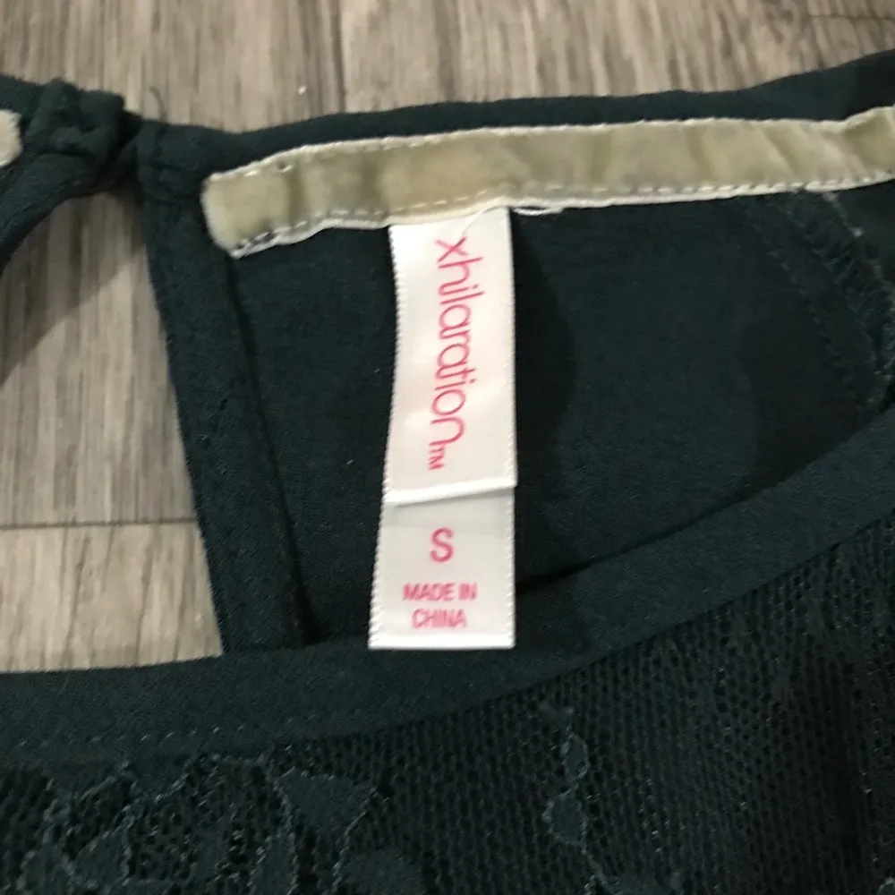 Xhileration Emerald Green Lace Floral Ruffle Shirt; size small - Image 2