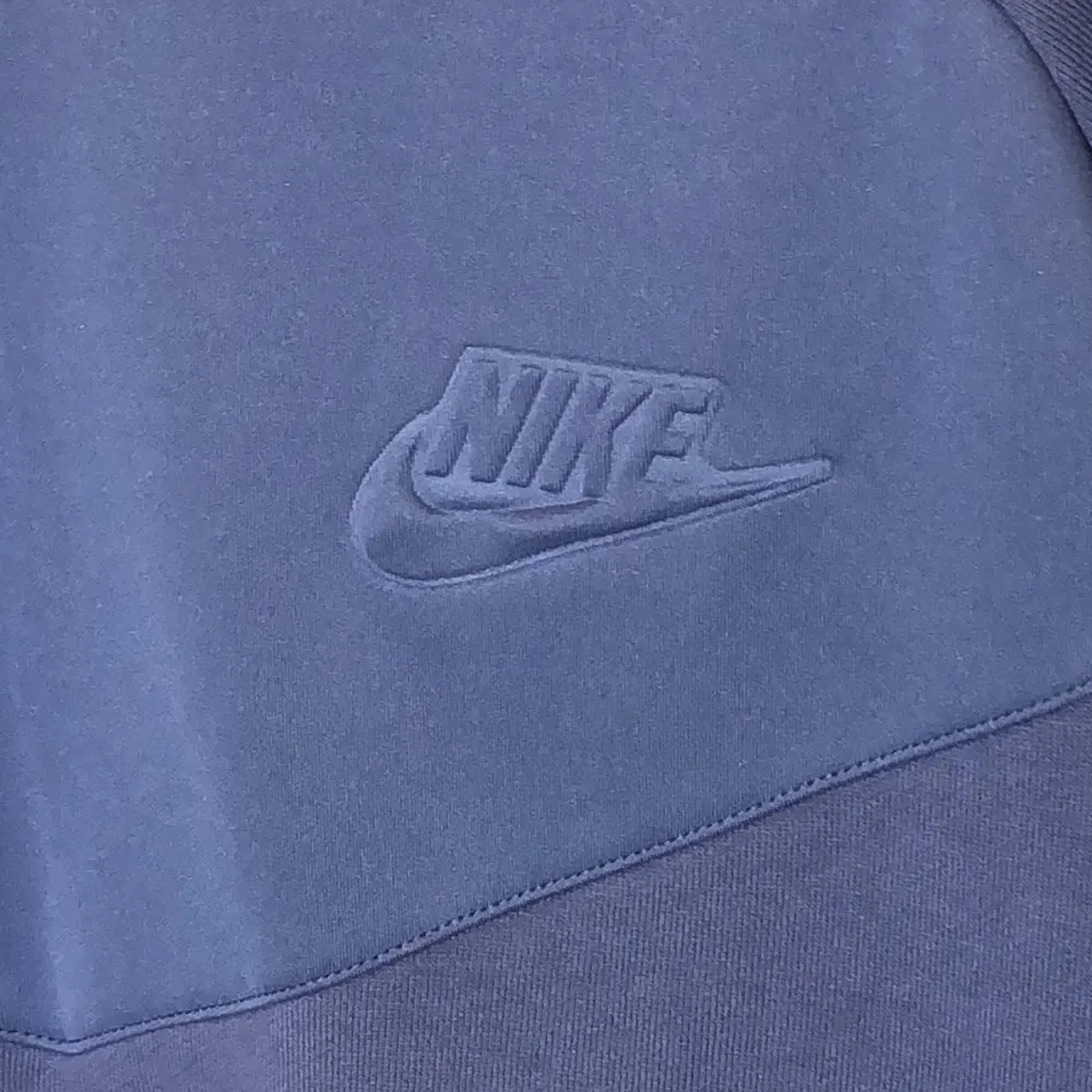 Nike  Air Max French Terry Sweatshirt Large - Image 2