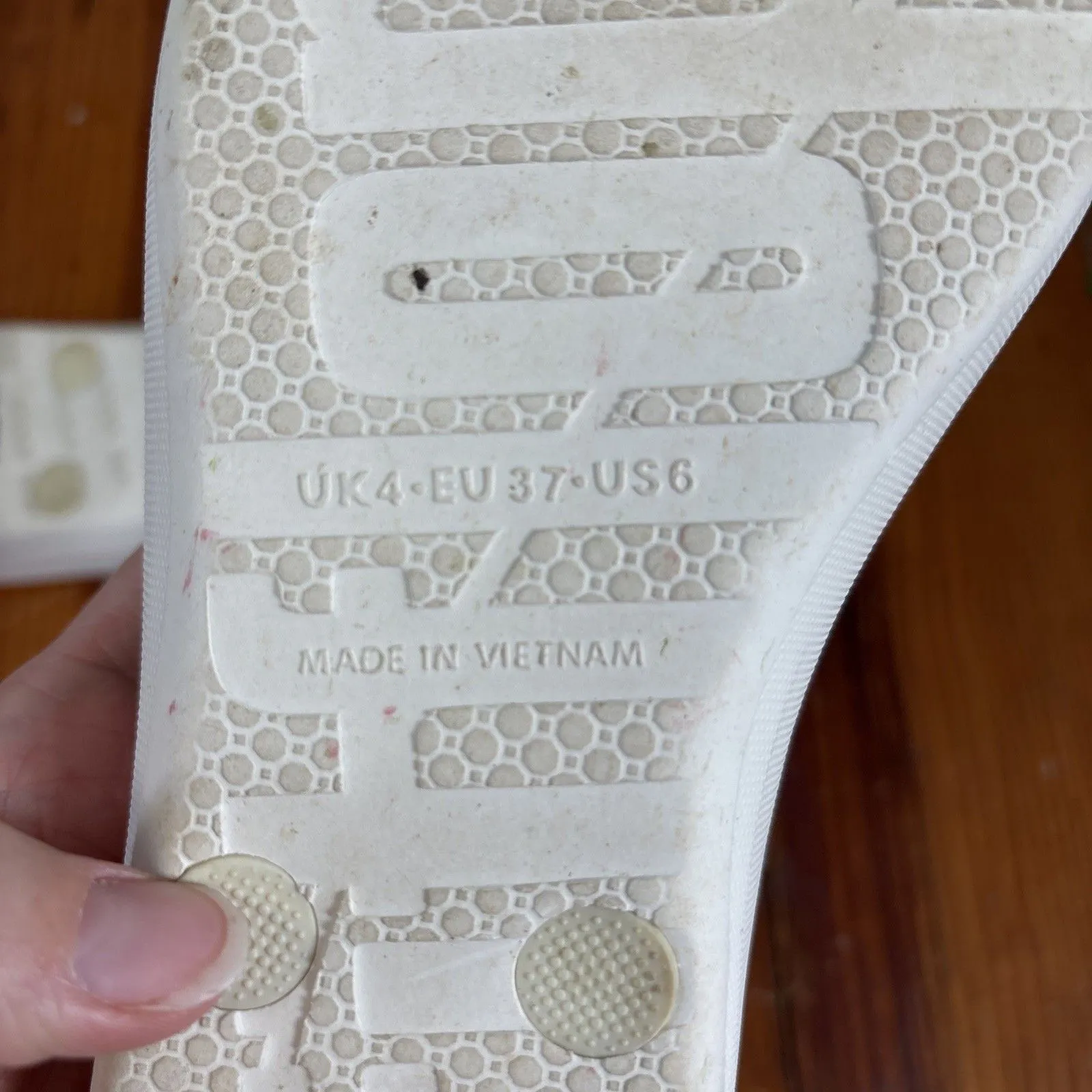 FitFlop Sandals Women Size 6 Flip Flop Beige Ombre Sparkle Slipper Gold White - Image 6