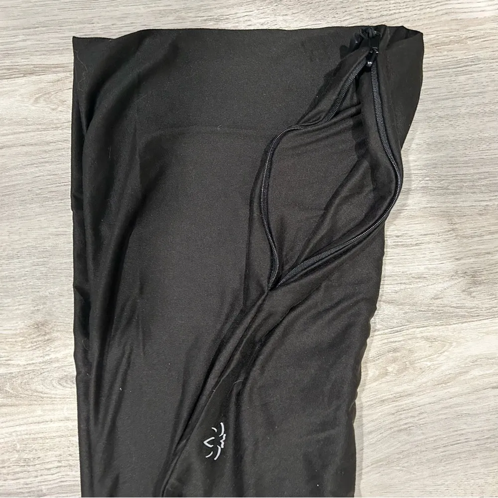 Beyond Yoga Infinity Scarf Black Hidden Discrete Zipper Pocket Wrap Stretch - Image 4