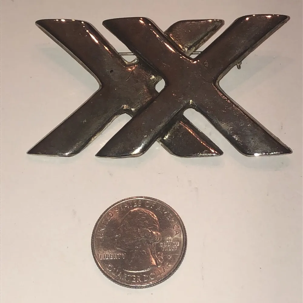 Vintage Silver Tone Double X Criss Cross Brooch Shoulder Pin - Image 3