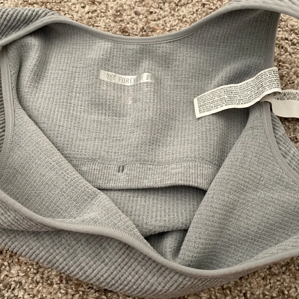 Forever 21 size medium ribbed grey crop top with built in bra - super cute! - Image 3