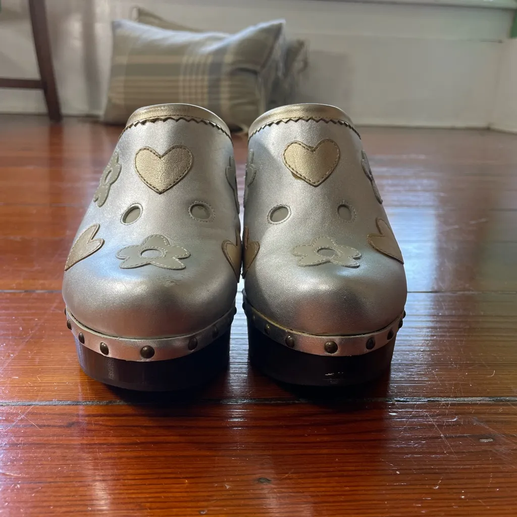 Alec Silver Metallic Hearts & Flowers Wooden Platform Studded Clogs Y2K Vntg 9 - Image 6