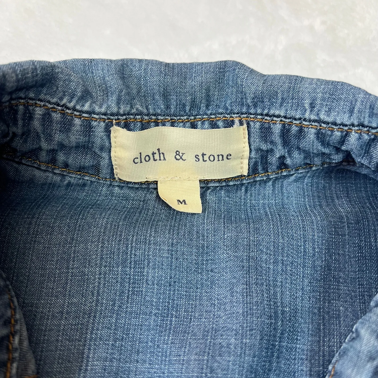 Cloth & Stone Chambray Button Up Shirt Size Medium Casual Lightweight Classic - Image 4