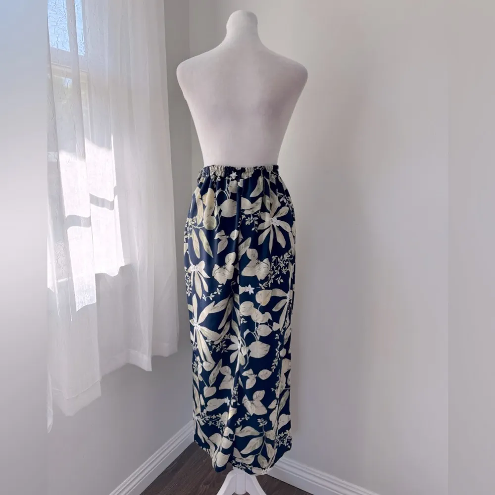 Vintage ‘00s Briggs Navy & Cream Floral Print Elastic Waist A-Line Maxi Skirt - Image 7