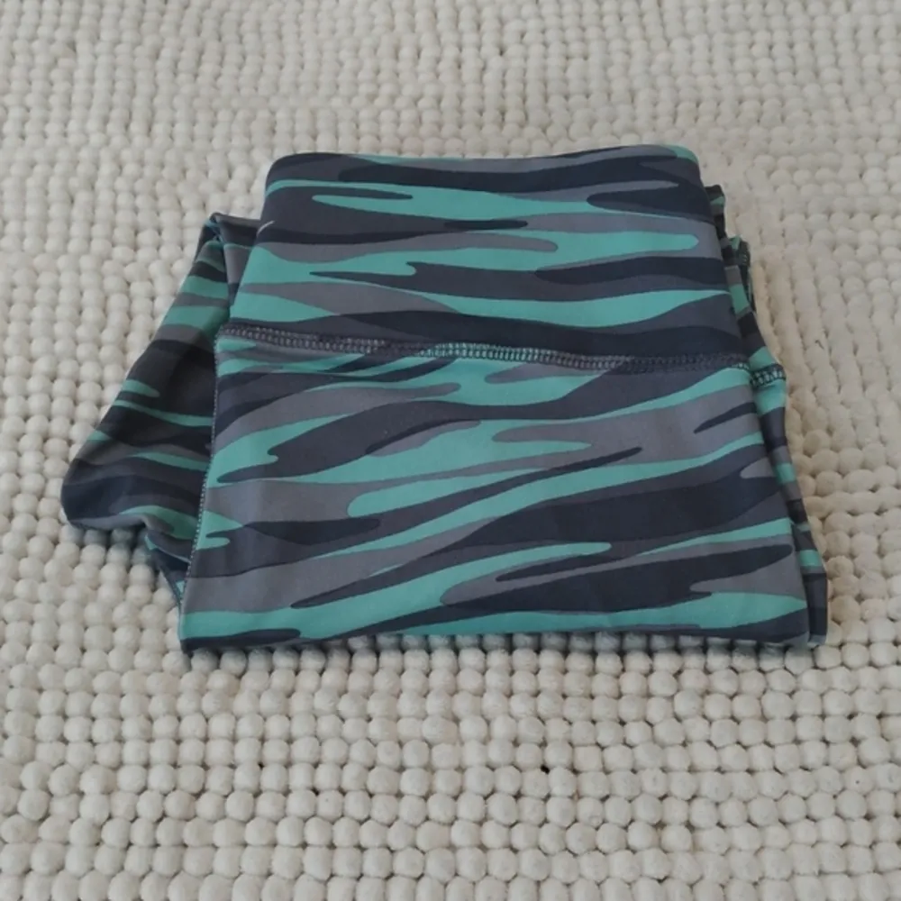 Old Navy Teal Camo Capri Gym Activwear Leggings Size M EUC #5771 - Image 5