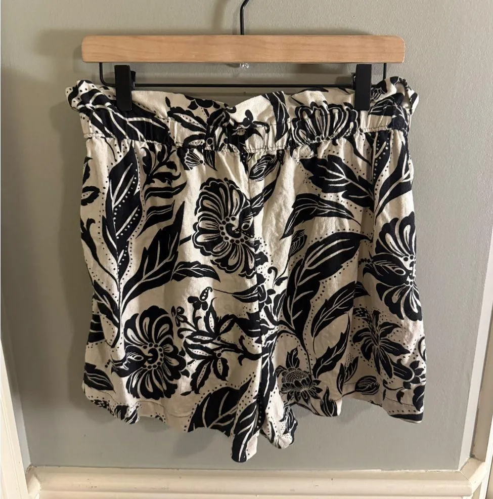 Who What Wear Black and White Linen Floral Shorts Medium - Image 2
