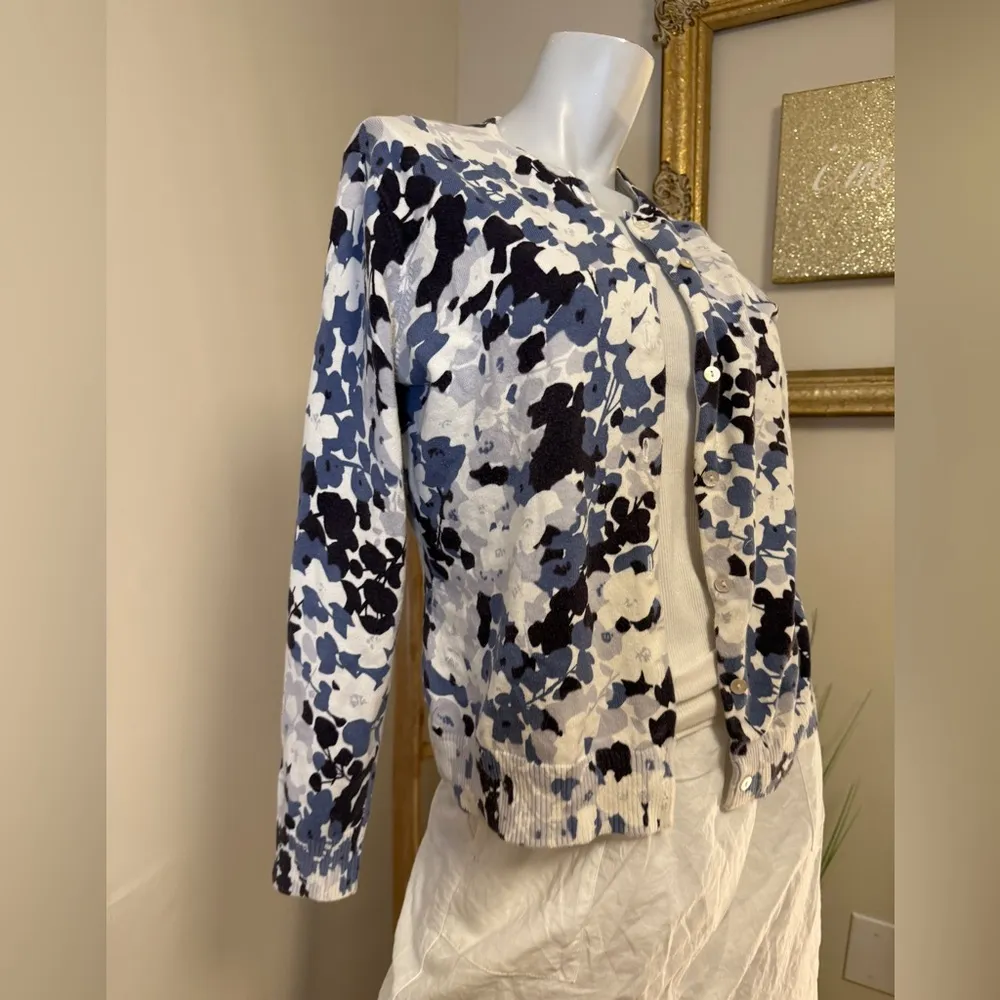 Lands' End Floral Blue and White Women's Cardigan M 10-12 - Image 4