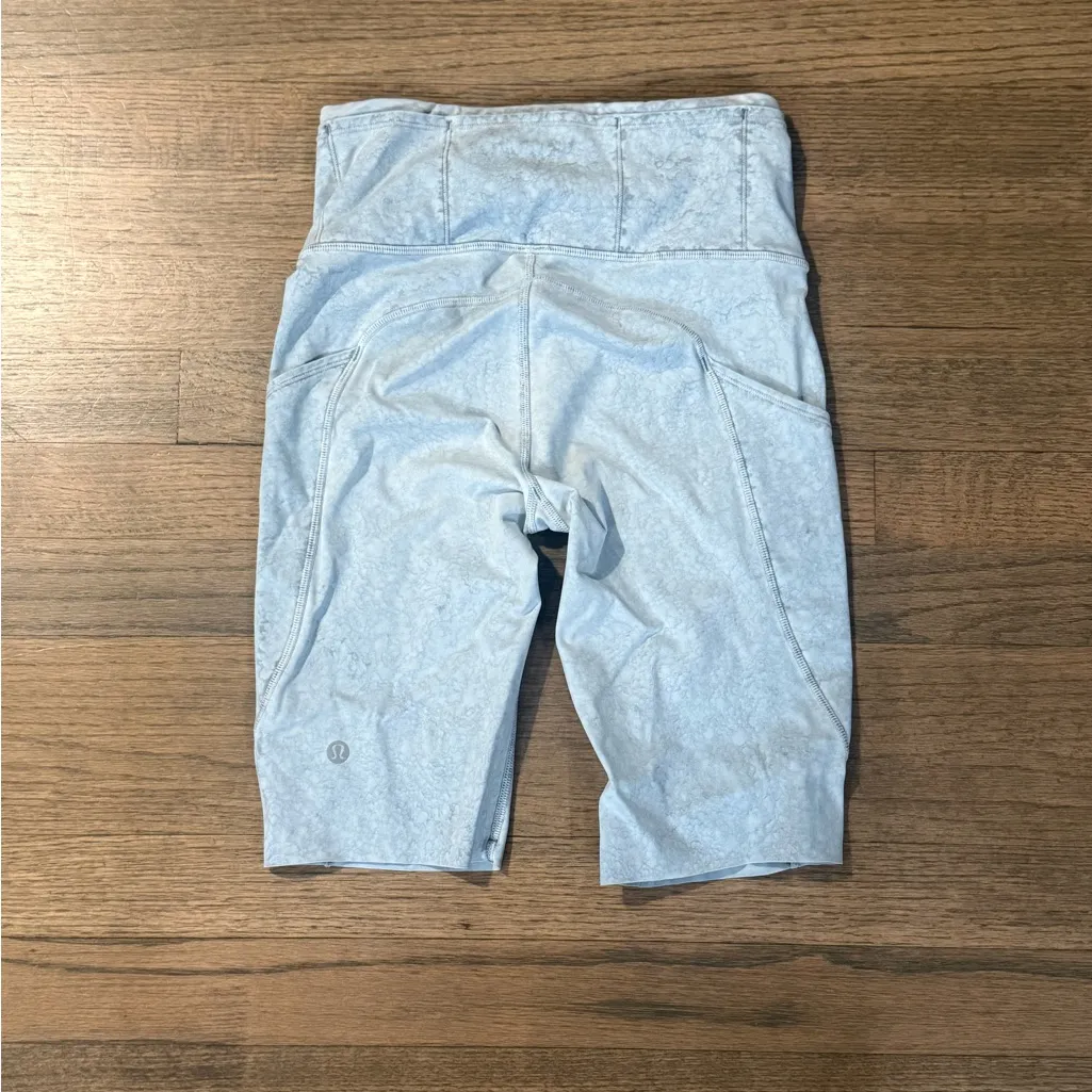 Lululemon Fast and Free 10 inch Biker Shorts in Like New Condition- Size 4 - Image 3