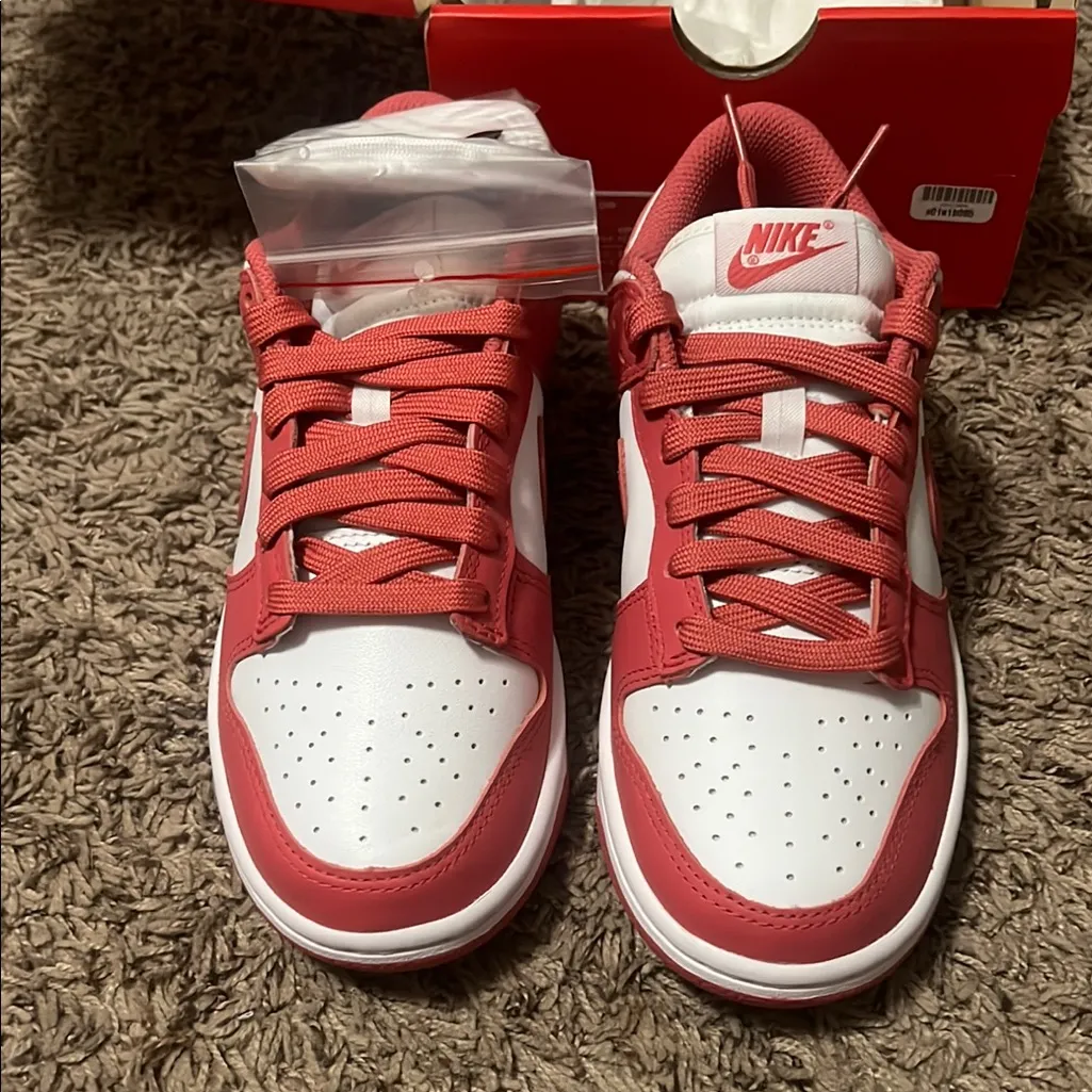 Nike White and Pink Sneakers Classic Design - Image 3