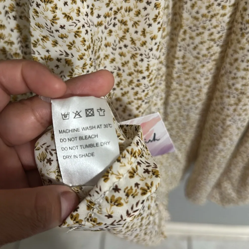 New with tags cream with yellow Flowers dress size m - Image 9