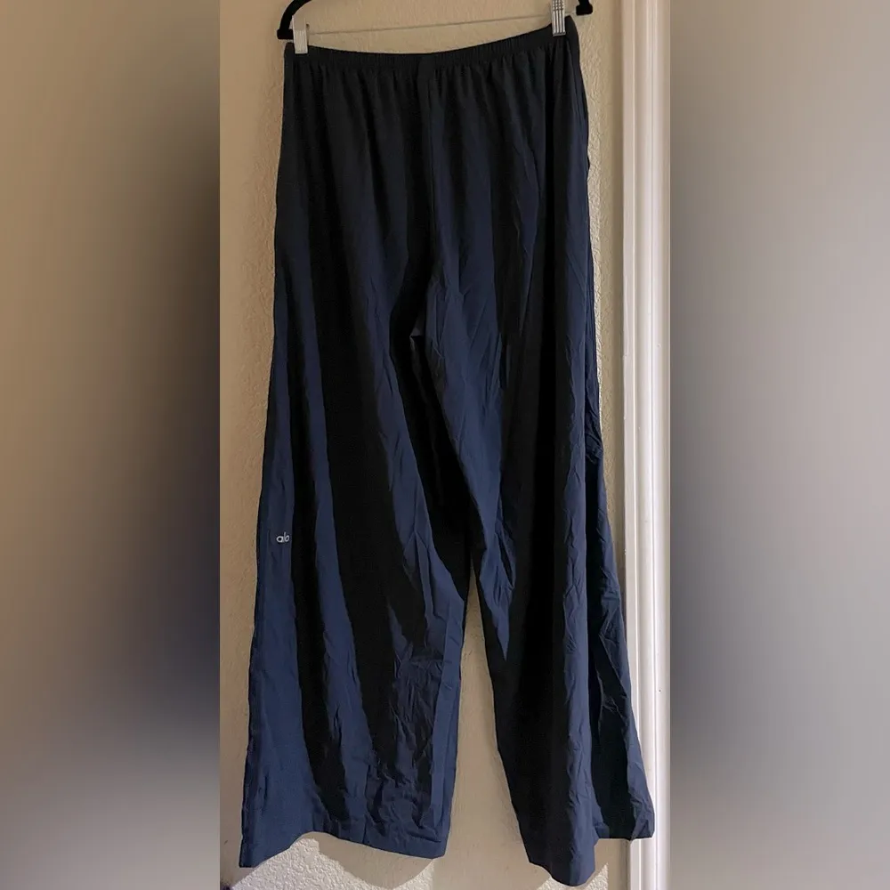 Alo Yoga NWOT Breezy Wide Leg Pants Navy Blue Size L (Navy blue sold out color) - Image 7