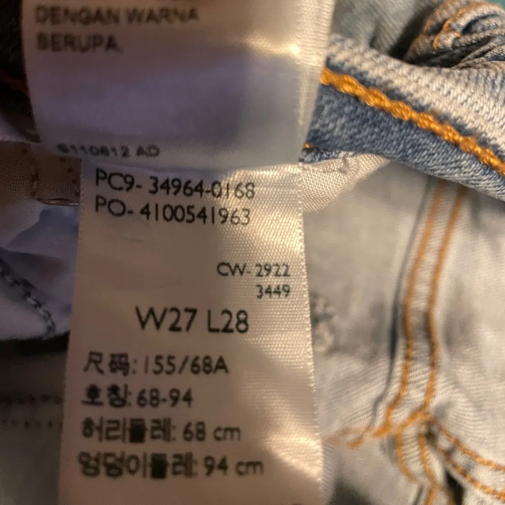 Levi’s Wedgie Straight Distress Button Up Raw Hem Denim Jeans Size 27 Light Wash - Image 9