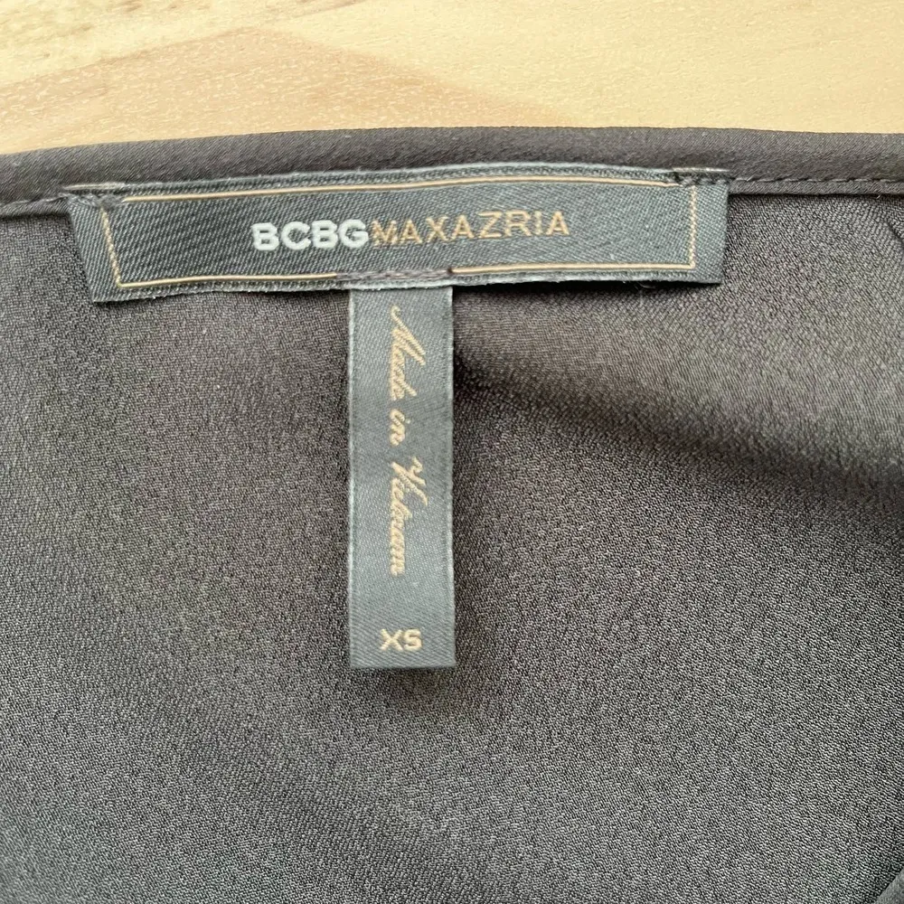 BCBGMAXAZRIA V-Neck Asymmetric Hem Side-Tie Long Sleeve‎ Blouse in Black, XS - Image 4