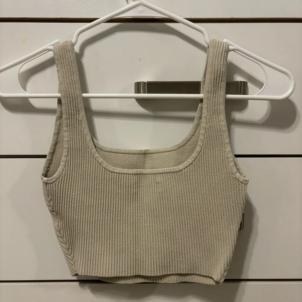 Aritzia Babaton Sculpt Knit Squareneck Cropped Tank - Image 3