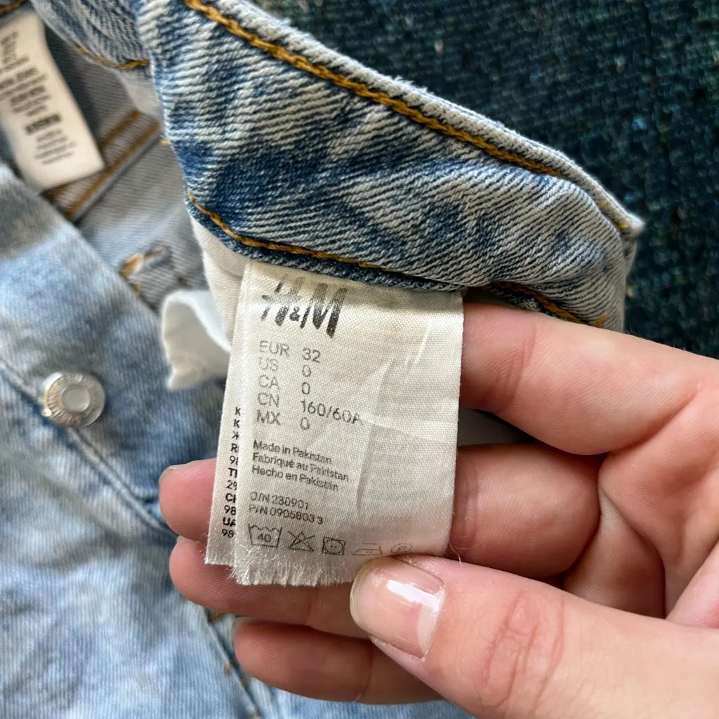 H&M Ultra High Waist Mom Jeans Light Wash Distressed Ripped Knees Women’s 0 Y2K - Image 14