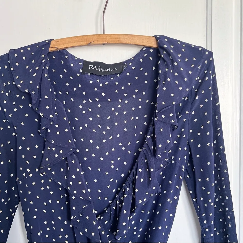 Réalisation • The Alexandra wrap silk mini dress Navy Star print ruffled - Image 4